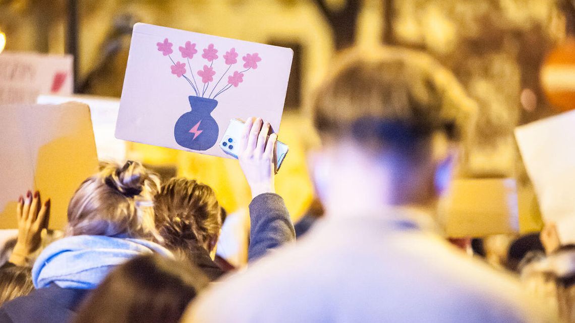 Strajk kobiet zmienia formułę. Zachęca do włączenia się do akcji #ChryzantemyZłociste!