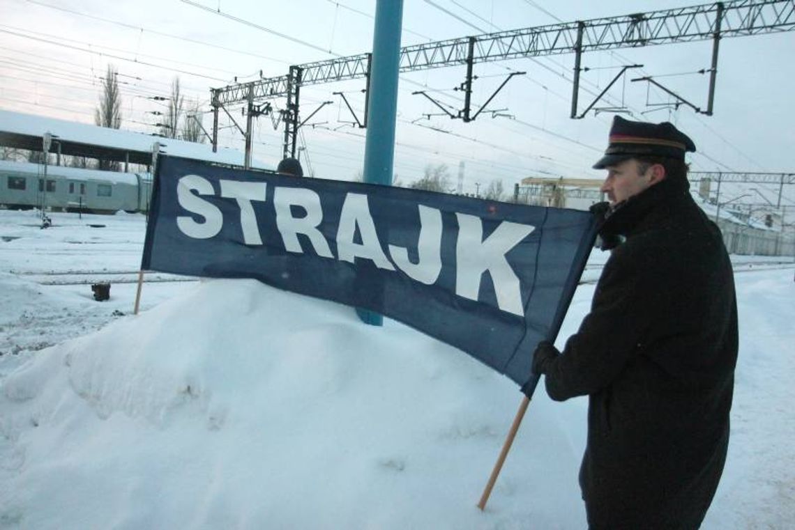 Strajk kolejarzy w Lublinie. Niektóre pociągi nie wyjechały (relacja, zdjęcia) Strajk kolejarzy w Lublinie. Niektóre pociągi nie wyjechały (relacja, zdjęcia)