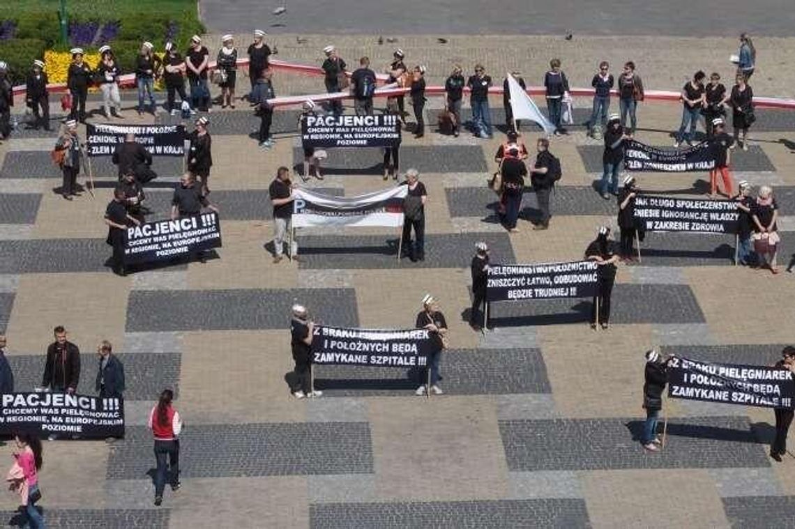 Strajk pielęgniarek na pl. Litewskim. Na razie ostrzegawczy