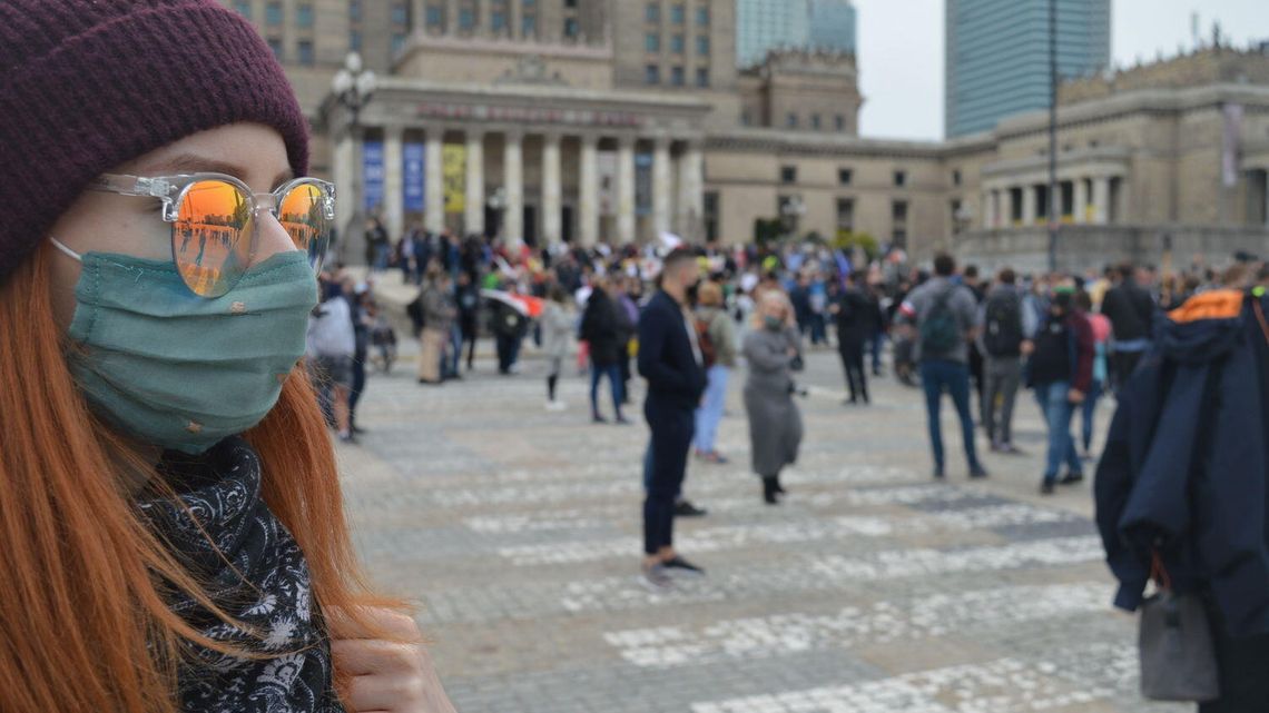 Strajk przedsiębiorców. Krzyż z kwiatów i lampek symbolizował umierającą gospodarkę