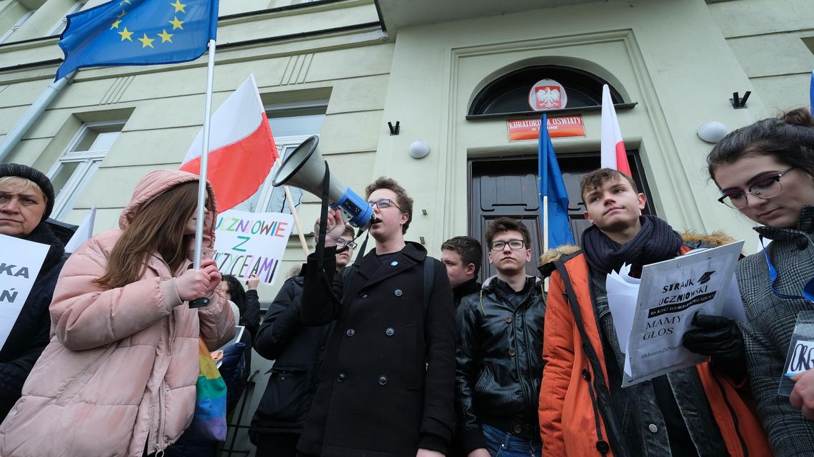 Strajk Uczniów przed siedzibą kuratorium w Lublinie. "Chcemy wyrazić wsparcie dla nauczycieli"