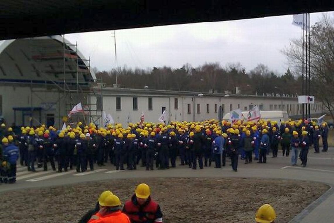 Strajk w Zakładach Azotowych: Kilkuset pracowników pikietuje pod firmą