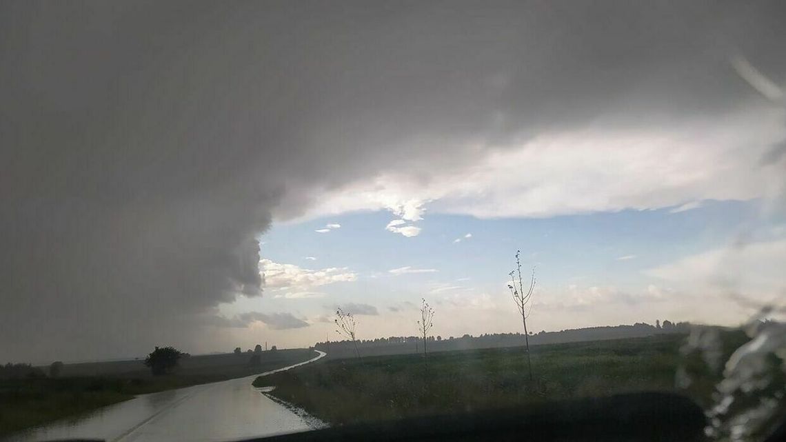 Straszne burze nad Lubelszczyzną. W jednej ze wsi trąba powietrzna Straszne burze nad Lubelszczyzną. W jednej ze wsi trąba powietrzna