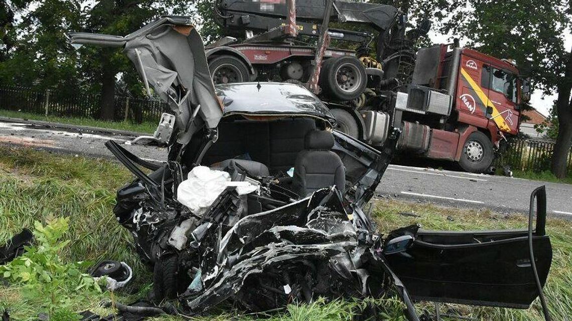 Straszny widok. Kierowca audi wjechał wprost w ciężarówkę Straszny widok. Kierowca audi wjechał wprost w ciężarówkę