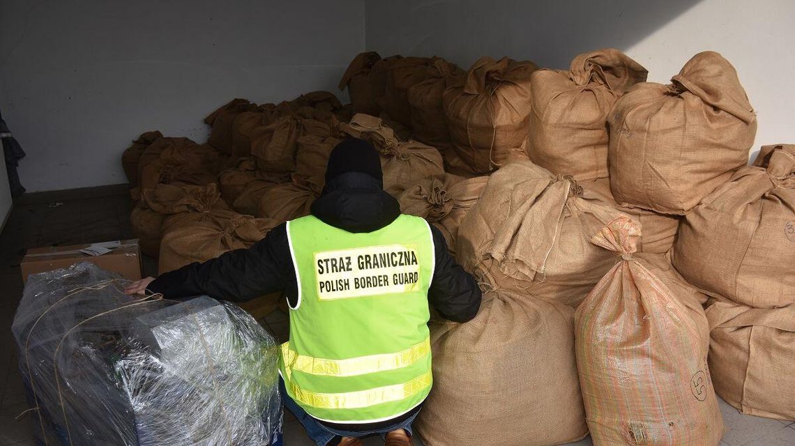 Straż Graniczna z Włodawy zabezpieczyła 527 kg suszu tytoniowego oraz... kuszę i bełty