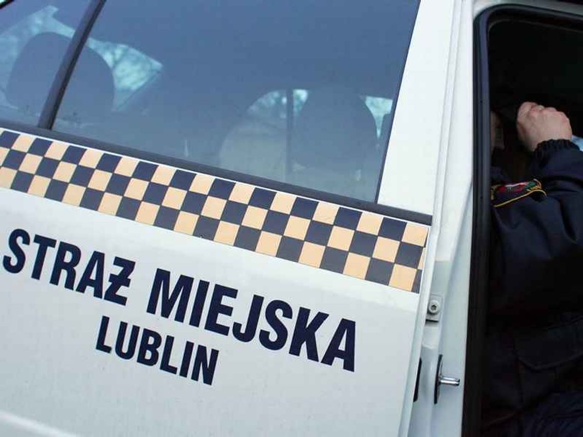 Straż Miejska usuwa samochody ze Starego Miasta Straż Miejska usuwa samochody ze Starego Miasta