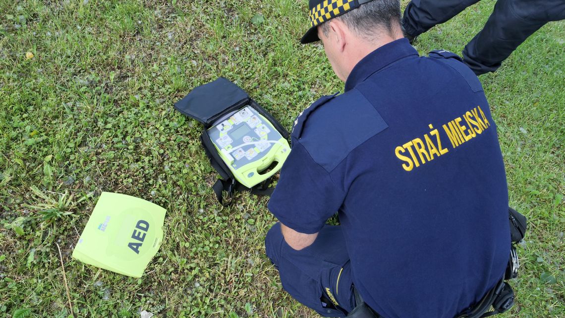 Straż Miejska w Lublinie dostała defibrylatory. Same podpowiadają co należy robić