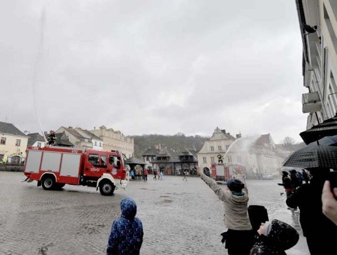 Strażacki śmigus-dyngus w Kazimierzu Dolnym (wideo)