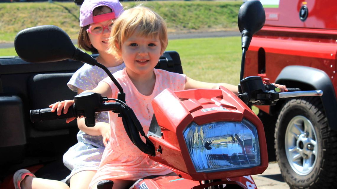 Strażackie atrakcje na błoniach. Są wozy gaśnicze i samochody terenowe