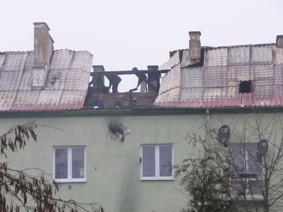 Strażacy: Dziwny pożar na poddaszu bloku w Poniatowej 