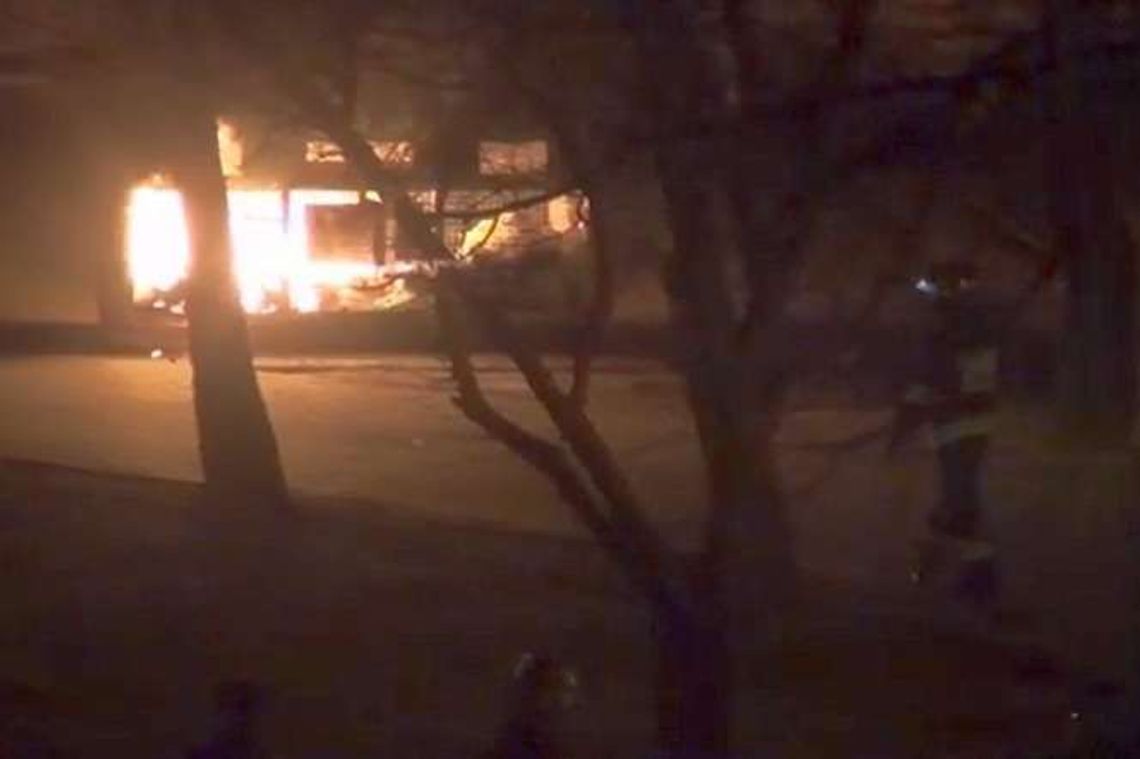 Strażacy gasili palące się śmietniki na lubelskim Czechowie (wideo)