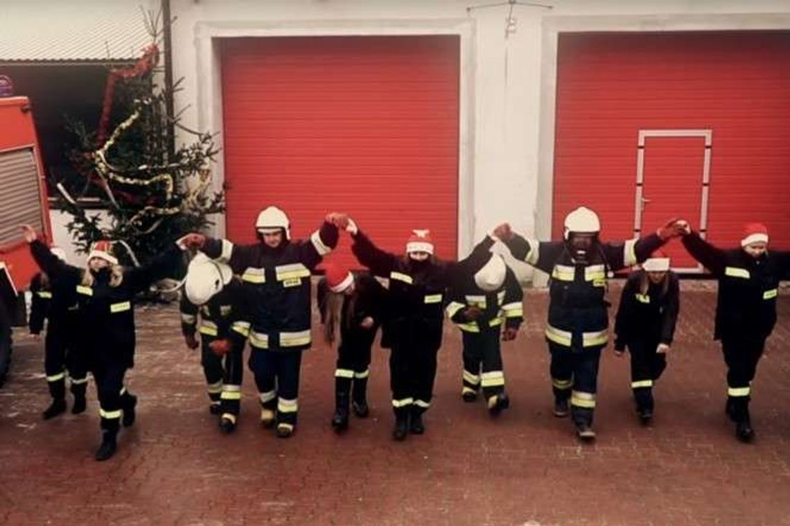 Strażacy ochotnicy tańczą i składają świąteczne życzenia (wideo)