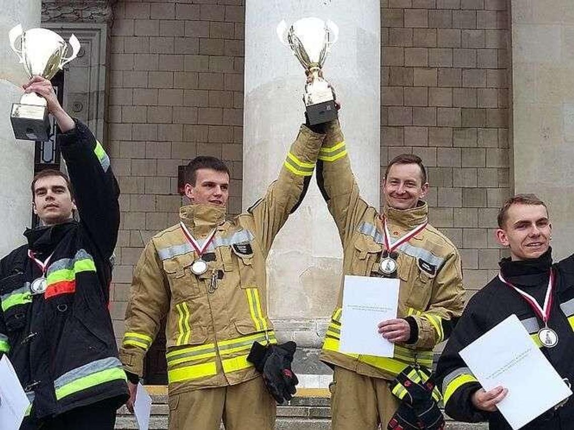 Strażacy ochotnicy z gminy Wojciechów mistrzami w biegu po schodach