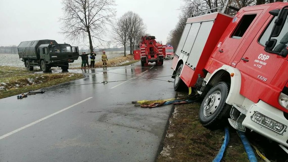 Strażacy pojechali do wypadku. Ich wóz z rowu musiało wyciągać wojsko Strażacy pojechali do wypadku. Ich wóz z rowu musiało wyciągać wojsko