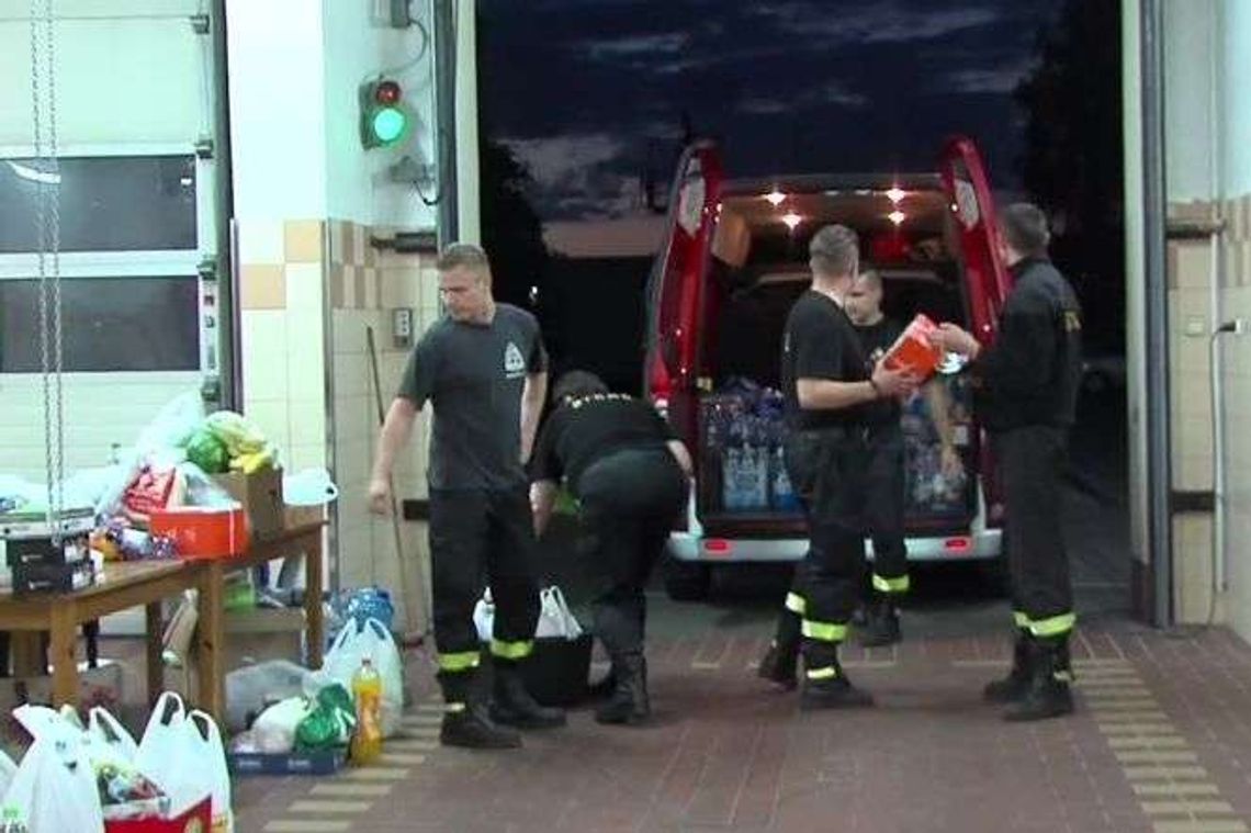 Strażacy sprzątają po nawałnicach. Mieszkańcy dostarczają żywność i wodę