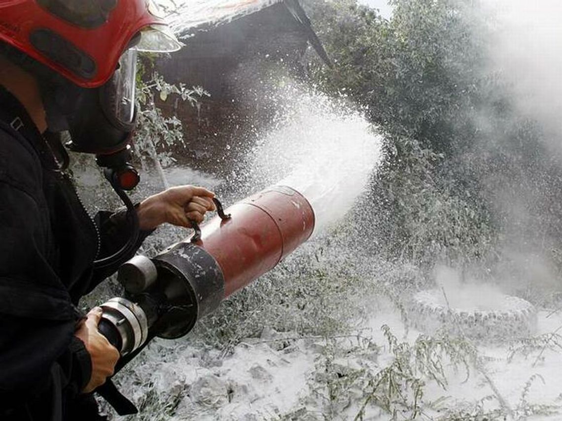 Strażacy uratowali dziecko z płonącego domu Strażacy uratowali dziecko z płonącego domu