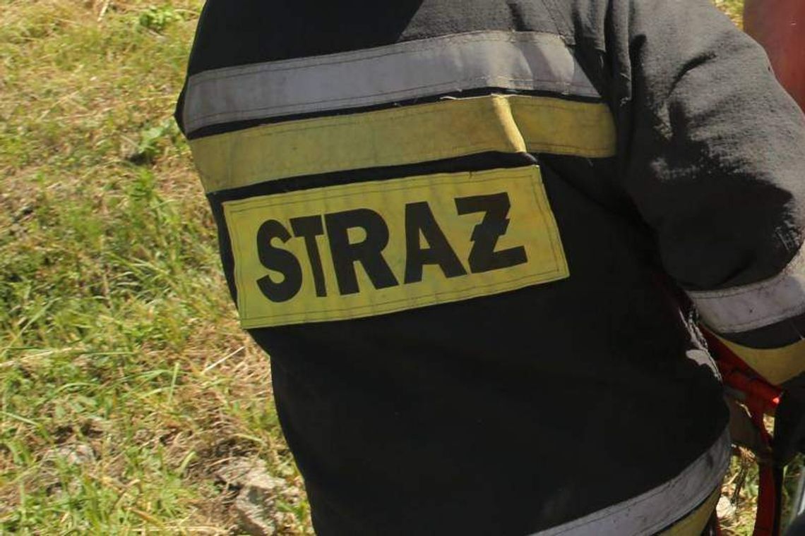 Strażacy uratowali kobietę, która wpadła do studni