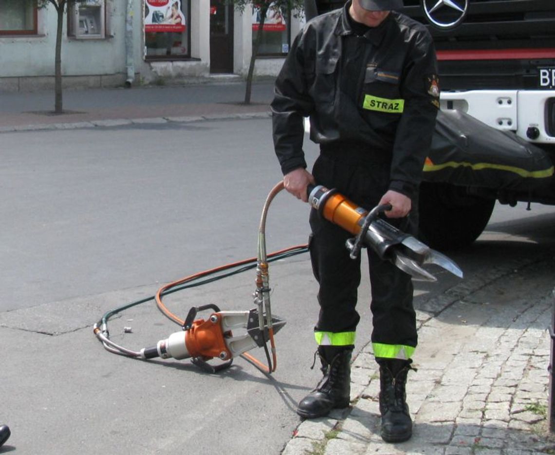 Strażacy uwolnili mężczyzn ze zmiażdżonego BMW