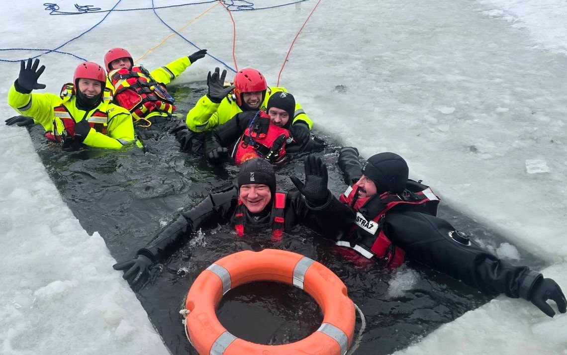 strażacy w przeręblu