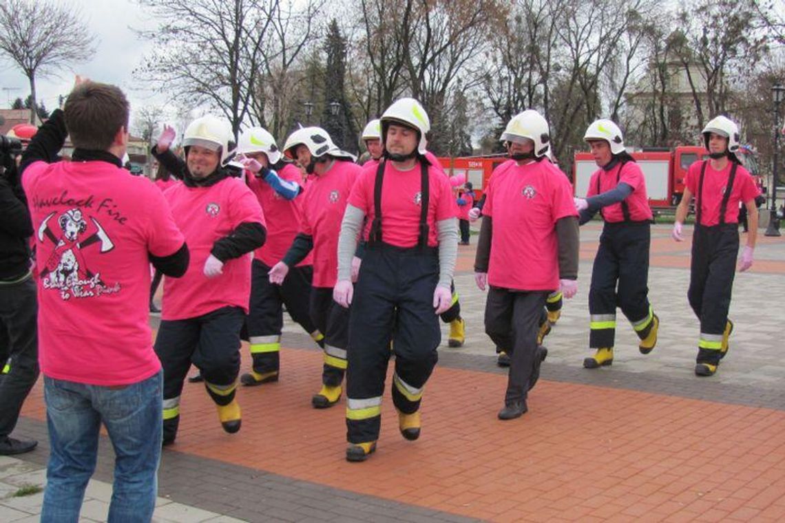 Strażacy w różowych koszulkach tańczą dla amazonek (wideo)