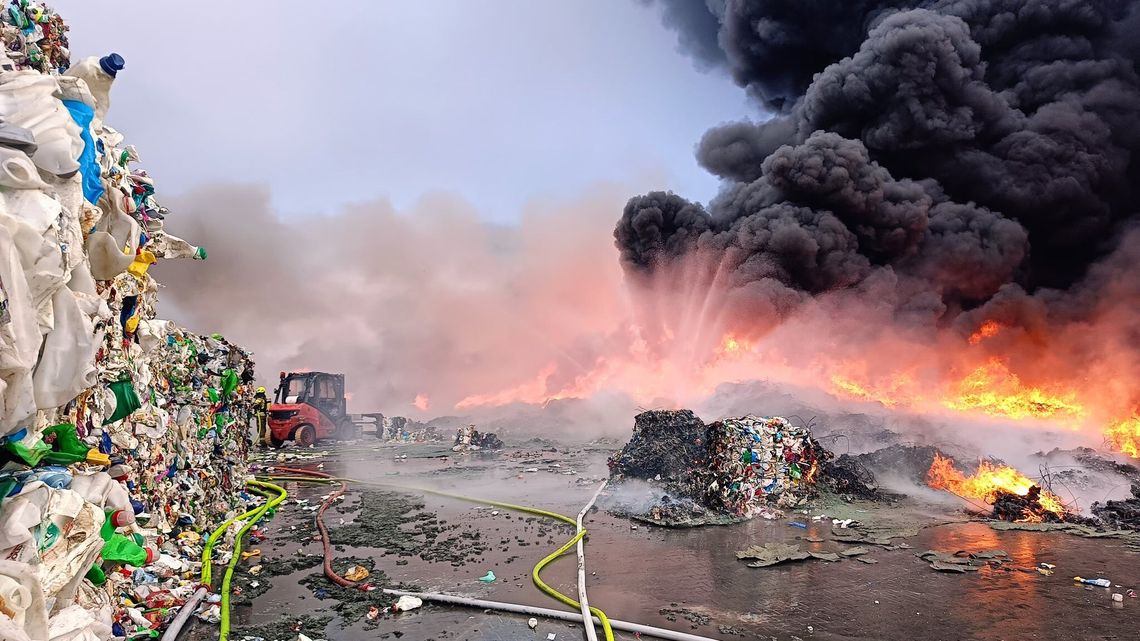 Strażacy walczą z pożarem pod Kraśnikiem. Jest apel do mieszkańców Strażacy walczą z pożarem pod Kraśnikiem. Jest apel do mieszkańców