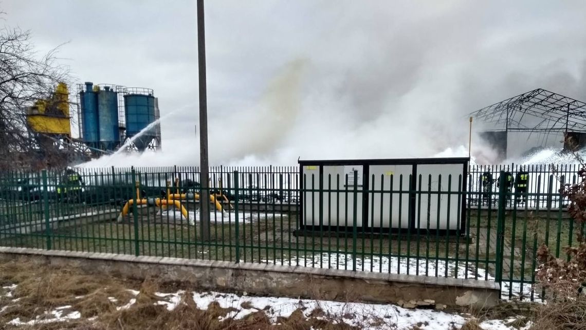 Strażacy wciąż gaszą pożar składowiska opon w Sernikach. Straty są olbrzymie