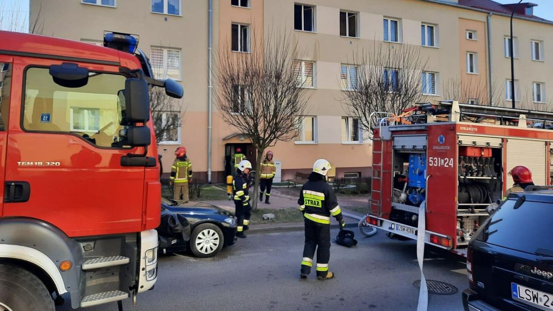 Strażacy weszli do mieszkania i znaleźli leżącą kobietę. Nie udało się jej uratować