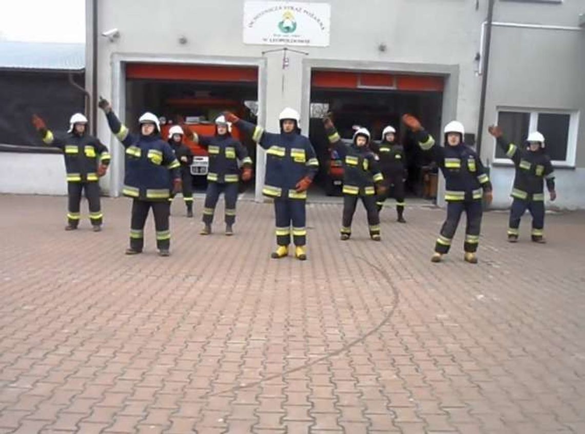 Strażacy z Leopoldowa jak cheerliderki. Zatańczyli na Dzień Kobiet