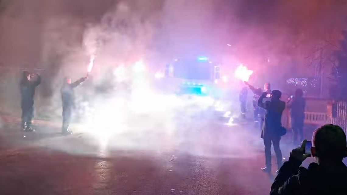 Strażacy z odpalonymi racami wzdłuż drogi. Niezwykła uroczystość pod Puławami [wideo]