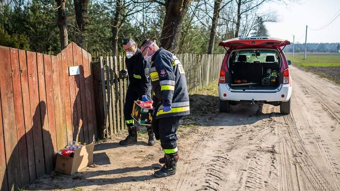 Strażacy z OSP Sławacinek Stary robią zakupy starszym ludziom