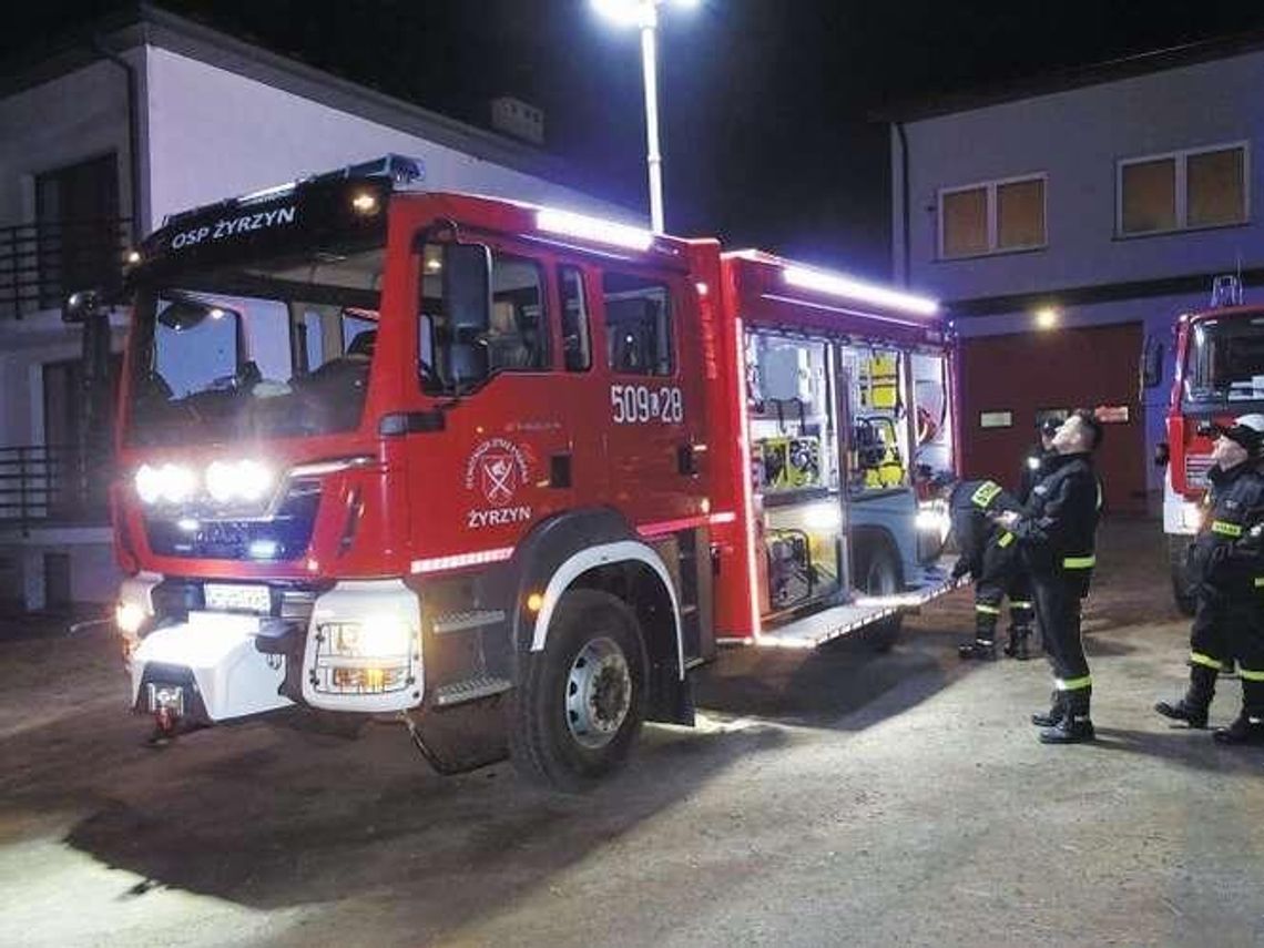 Strażacy z OSP Żyrzyn z nowym wozem