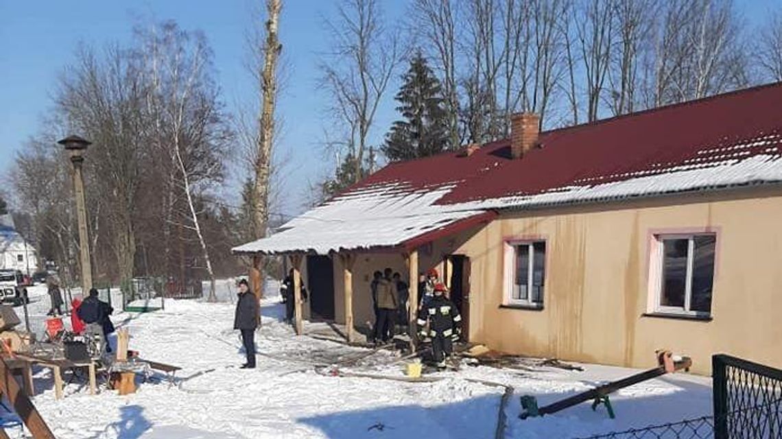 Strażakom zapaliła się remiza. Mieszkańcy wsi pomagali gasić Strażakom zapaliła się remiza. Mieszkańcy wsi pomagali gasić