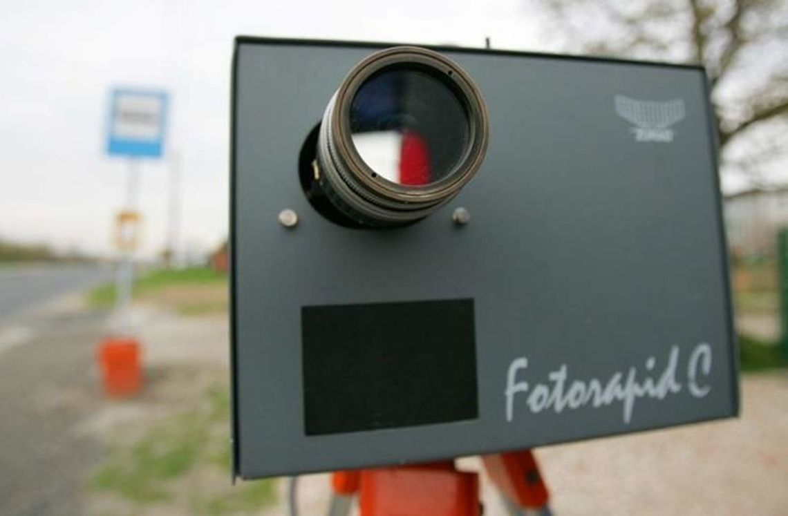 Strażnicy miejscy czekają na fotoradar Strażnicy miejscy czekają na fotoradar