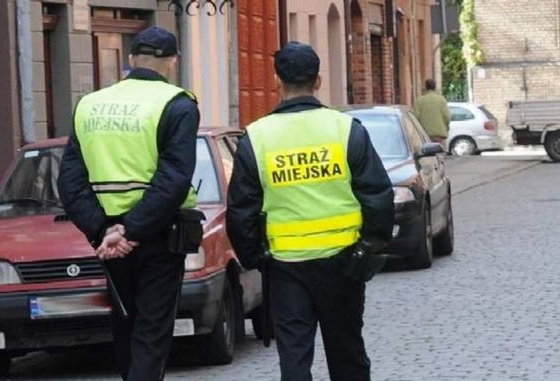 Strażnicy miejscy pobili kierowcę? Wszyscy staną przed sądem Strażnicy miejscy pobili kierowcę? Wszyscy staną przed sądem