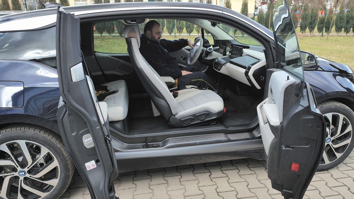 Strażnicy miejscy testują elektryczne BMW. Podjadą bezszelestnie do pijących w miejscu publicznym