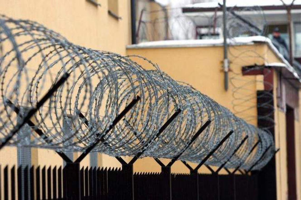 Strażnik więzienny zepchnął swojego szefa ze schodów. Wiadomo o co poszło