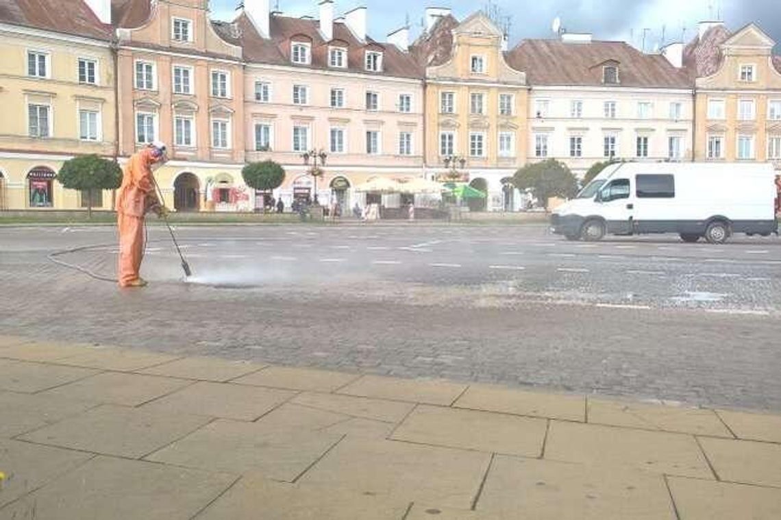 Strefa Płatnego Parkowania: Pomalowali plac Zamkowy, a teraz muszą to zmyć Strefa Płatnego Parkowania: Pomalowali plac Zamkowy, a teraz muszą to zmyć