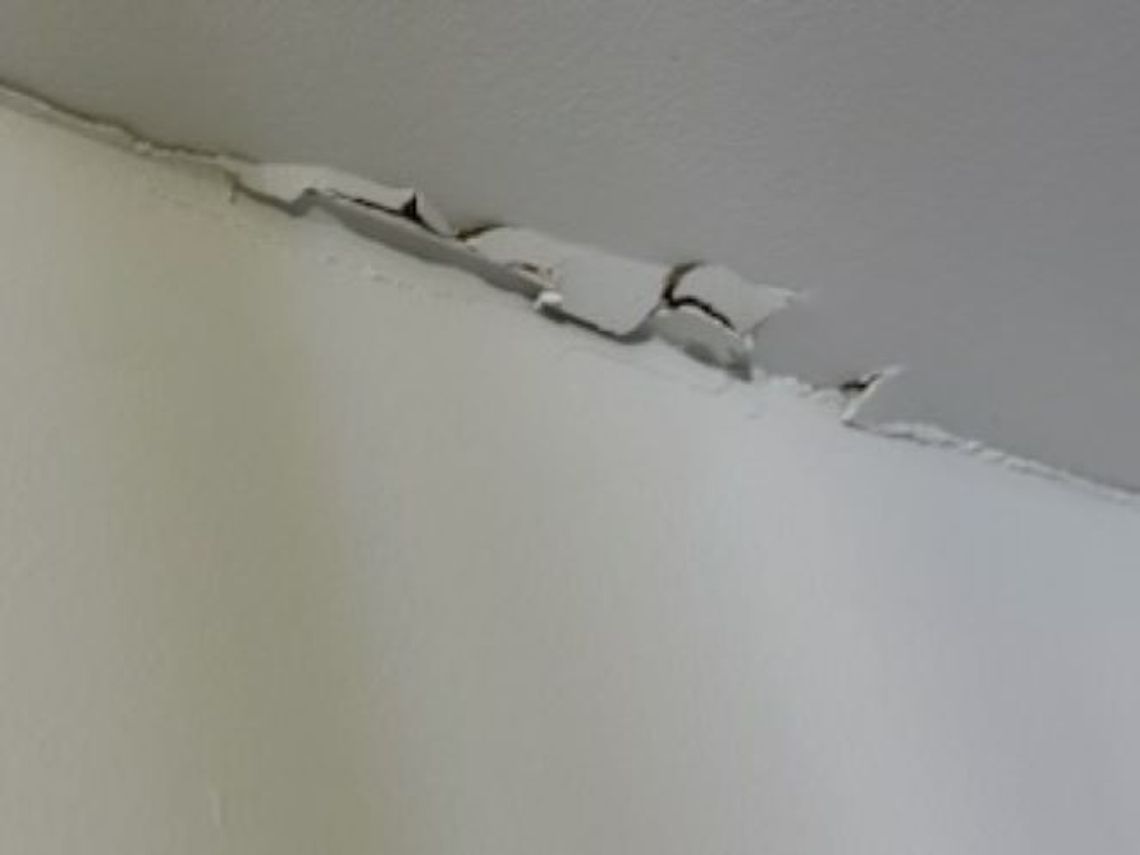 Strop się ugiął, pękają ściany. Co na to deweloper?