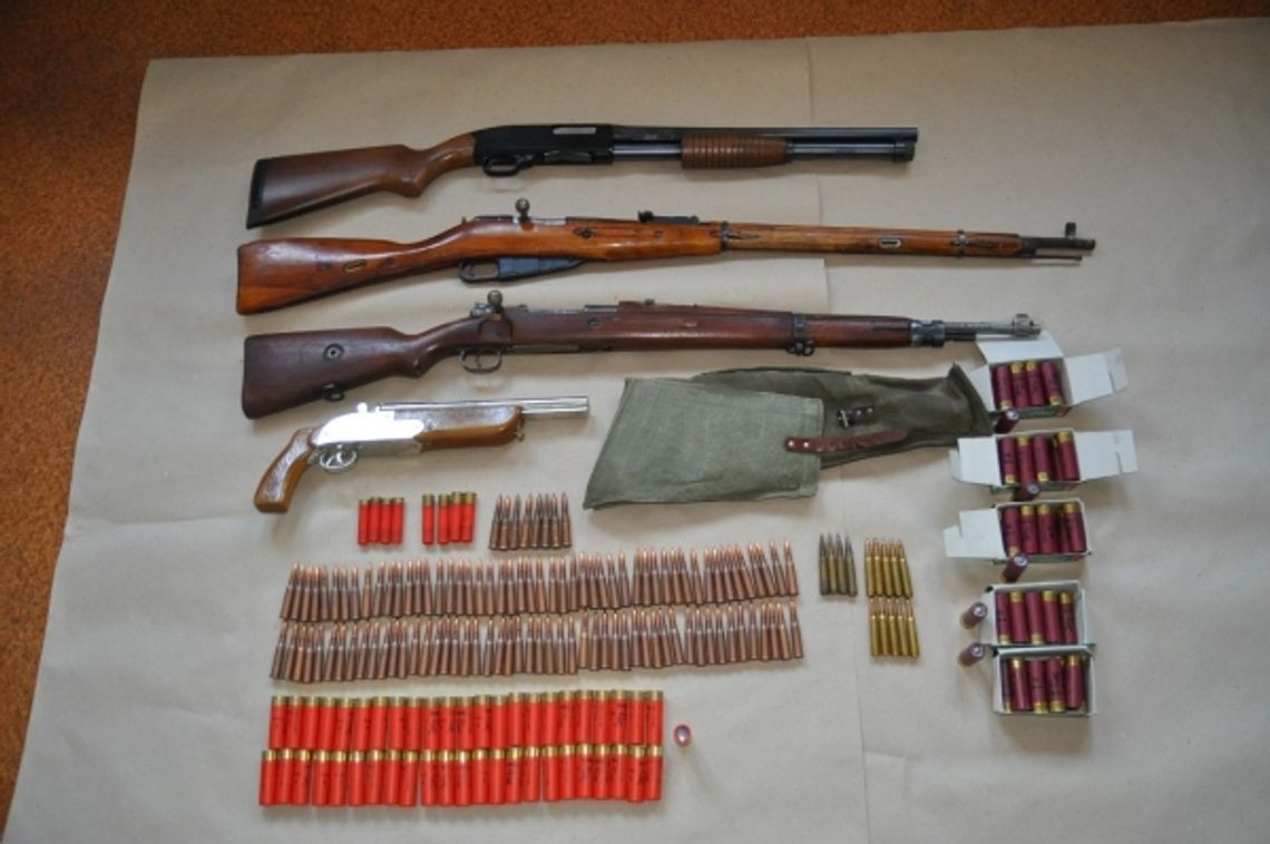 Strzelbę i karabiny trzymał na strychu