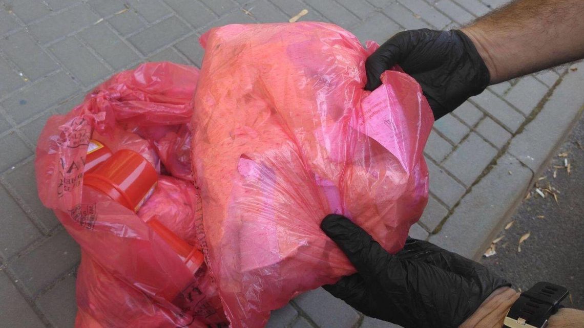 Strzykawki, zakrwawione rękawiczki. Odpady medyczne leżały na ulicy w Lublinie [zdjęcia]