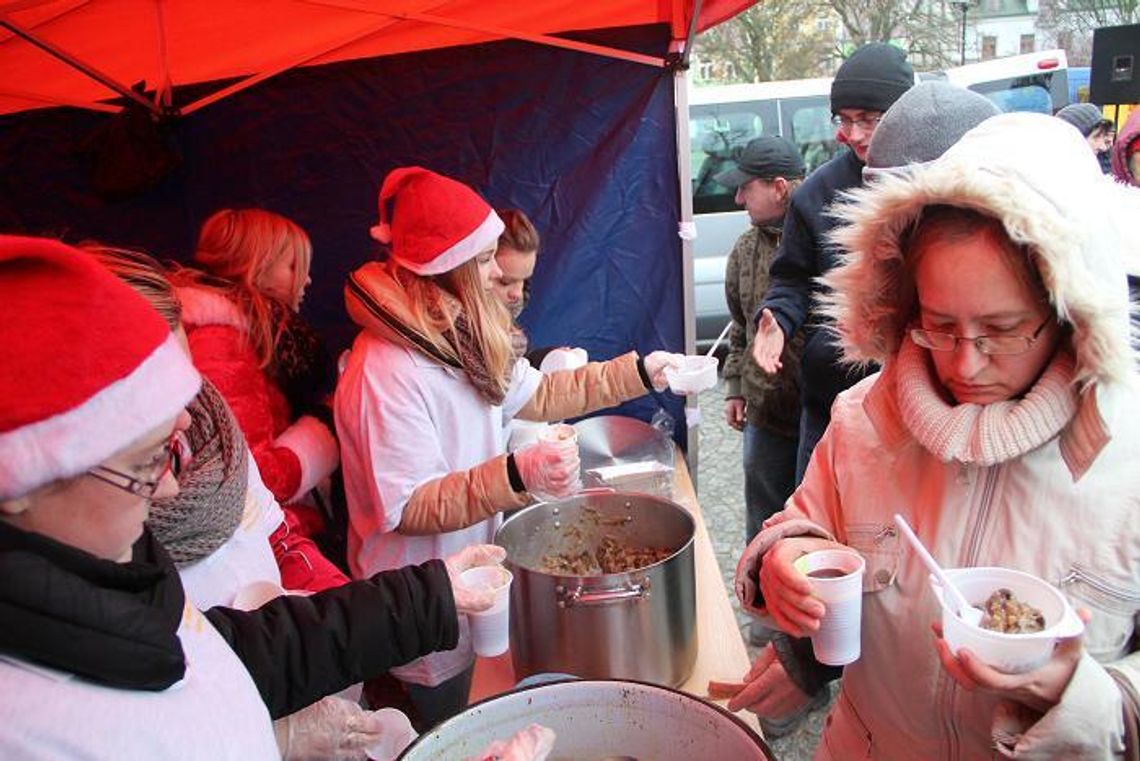Studenci częstowali wigilijną kuchnią  (zdjęcia)
