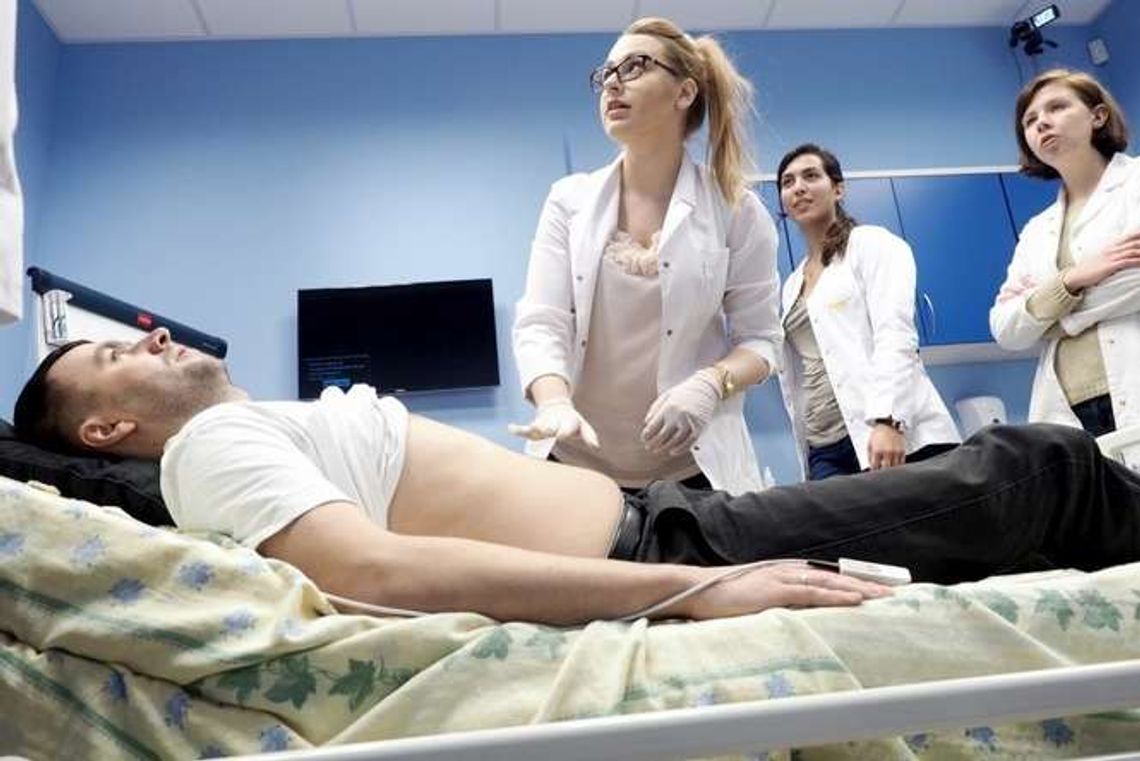 Studenci leczą pacjenta, a pacjent udaje. Zajęcia z symulantami na Uniwersytecie Medycznym Studenci leczą pacjenta, a pacjent udaje. Zajęcia z symulantami na Uniwersytecie Medycznym