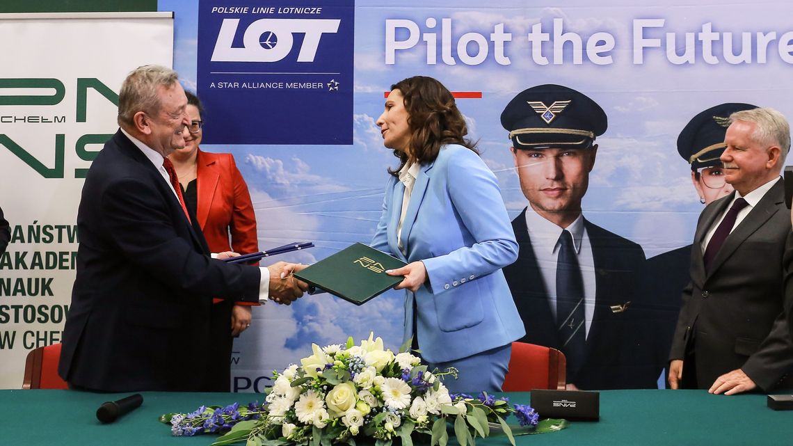 Studenci PANS z optymizmem mogą patrzeć w przyszłość. LOT i Polska Akademia Lotnicza partnerami uczelni Studenci PANS z optymizmem mogą patrzeć w przyszłość. LOT i Polska Akademia Lotnicza partnerami uczelni