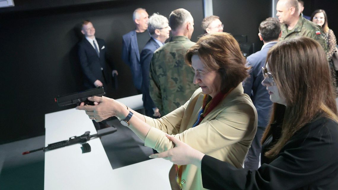 Studenci politologii i dziennikarstwa chwycili za broń