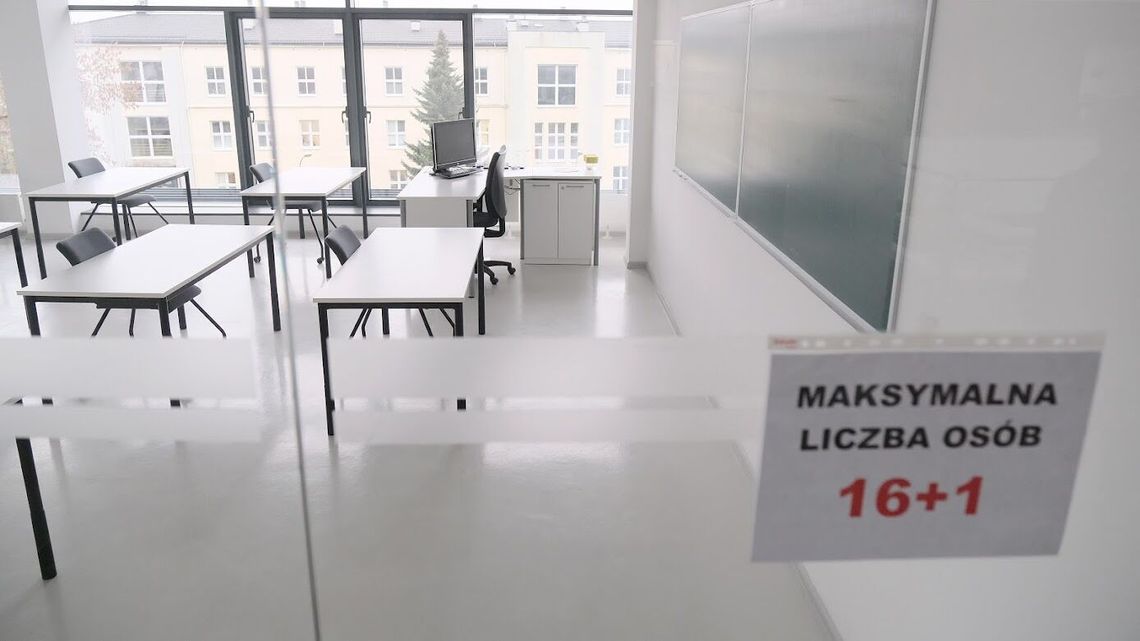 Studenci się boją. Nie chcą stacjonarnych zajęć Studenci się boją. Nie chcą stacjonarnych zajęć