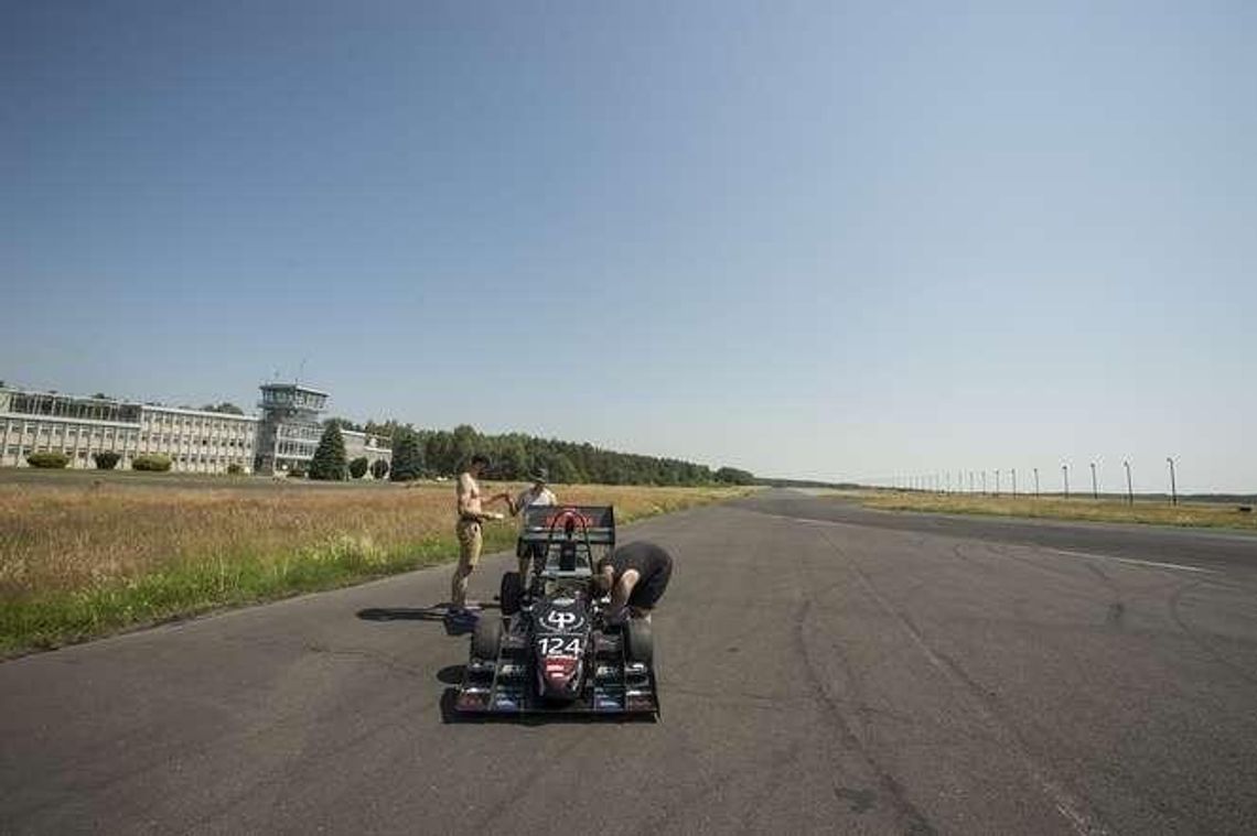 Studenci testują bolida na lotnisku w Białej Podlaskiej Studenci testują bolida na lotnisku w Białej Podlaskiej