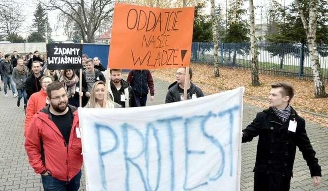 Studenci WSPiA z transparentami. Protest na uczelni Studenci WSPiA z transparentami. Protest na uczelni