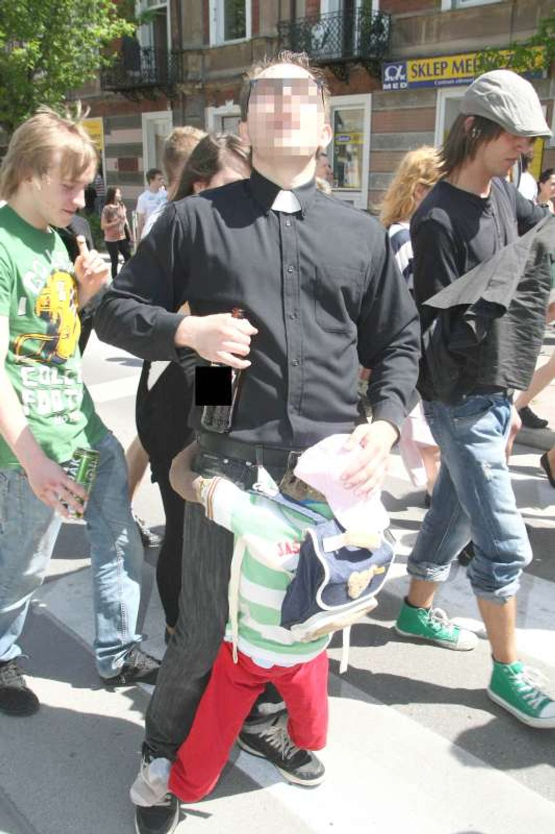 Student przebrany za księdza pedofila przeprasza Student przebrany za księdza pedofila przeprasza