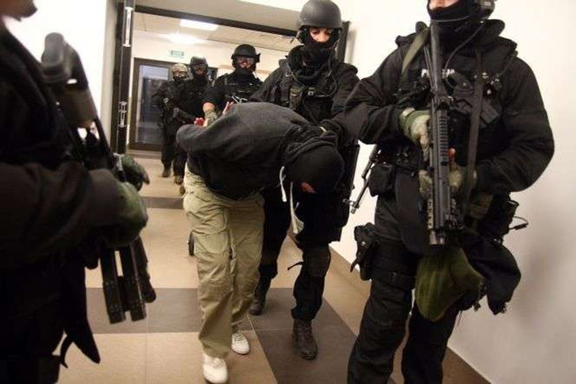 Student z karabinem maszynowym wziął zakładników. Ćwiczenia na KUL