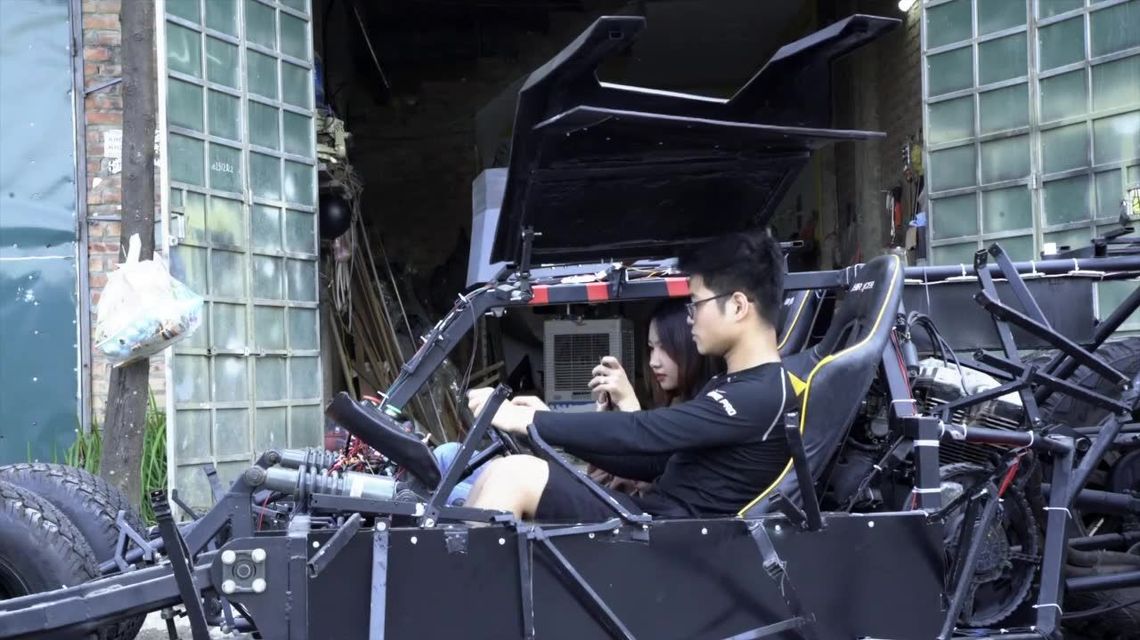 Student z Wietnamu konstruuje batmobil. "Robię ten pojazd, bo kocham Batmana" Student z Wietnamu konstruuje batmobil. "Robię ten pojazd, bo kocham Batmana"